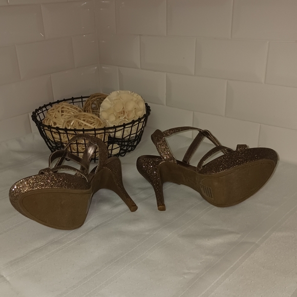 Unlisted Women's Copper Strappy Open Toed Heels Size 8.5 M - Picture 2 of 9